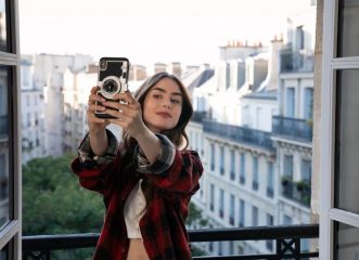 Netflix: Τρολάρει τον Μιχάλη Δημητρακόπουλο για τα γαλλικά του με την... Emily in Paris