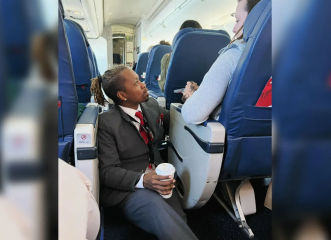 Αεροσυνοδός κρατούσε το χέρι επιβάτη σε όλη την πτήση για να την κρατά ήρεμη