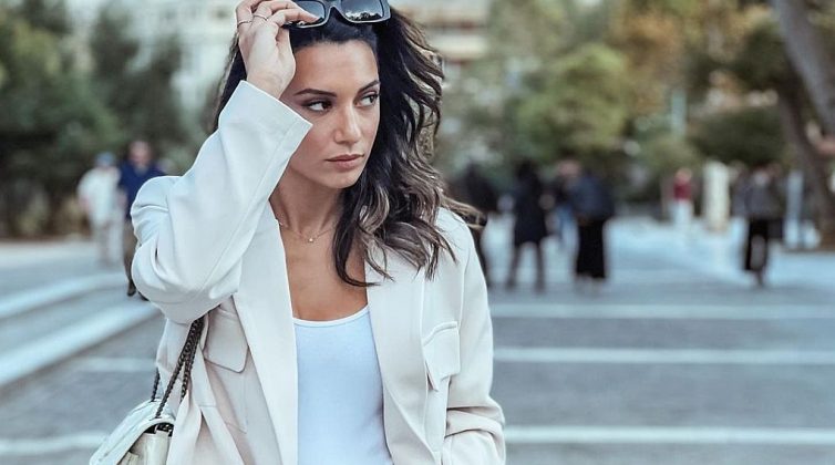 Η Ευγενία Σαμαρά με λευκό κοστούμι σε ένα total white look που αξίζει να αντιγράψεις