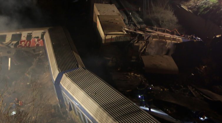 Σύγκρουση τρένων στα Τέμπη: Σκηνές αρχαίας τραγωδίας στα νοσοκομεία στη Λάρισα