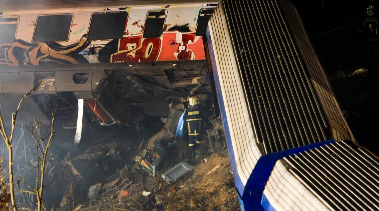 «Τα 10 εφιαλτικά δευτερόλεπτα με φωτιά»: Πρώτο θέμα στα διεθνή ΜΜΕ η σιδηροδρομική τραγωδία στα Τέμπη