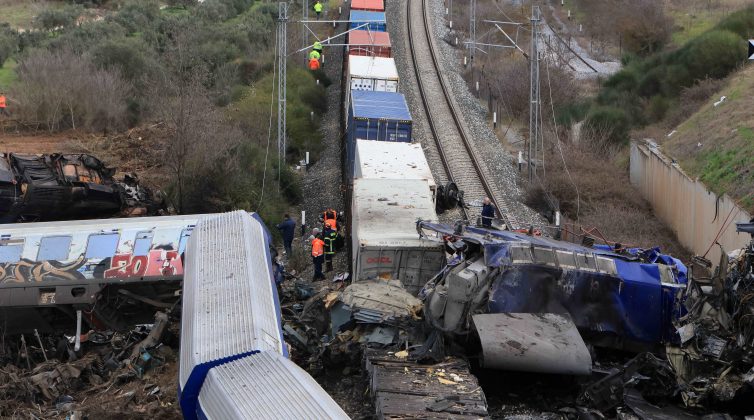 «...κι όλο στον ουρανό το τρένο πήγαινε...»: Το τραγούδι Ρίτσου - Μαμαγκάκη πιο ανατριχιαστικά επίκαιρο από ποτέ