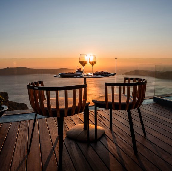 το-mavro-restaurant-προσφέρει-την-καλντέρα-στο-πιά