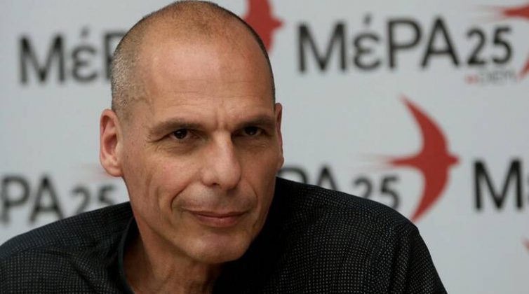 Έκτακτο: Επίθεση στον Γιάνη Βαρουφάκη από αγνώστους στα Εξάρχεια