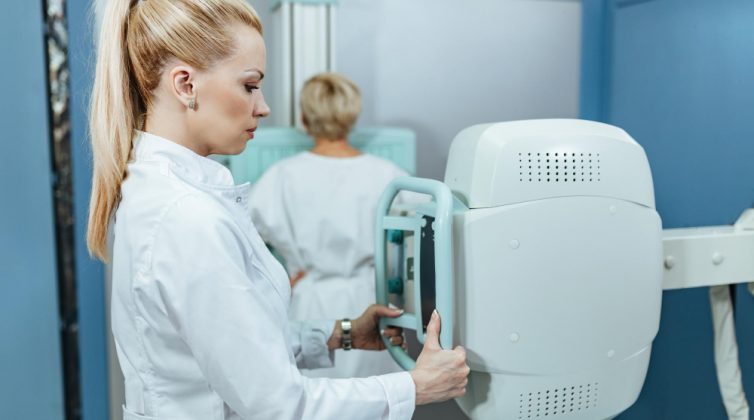FDA: Αυτές είναι οι νέες κατευθυντήριες οδηγίες για την μαστογραφία σε γυναίκες με πυκνό μαστό