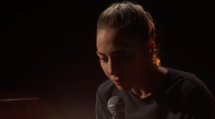 Η Lady Gaga άβαφη και με ένα μαύρο μπλουζάκι χάρισε μία από τις πιο ανθρώπινες στιγμές στην ιστορία των Όσκαρ