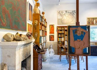 Το κτήμα του ζωγράφου Νίκου Νικολάου στην Αίγινα, είναι ο ιδανικός προορισμός για τους φιλότεχνους ταξιδιώτες!