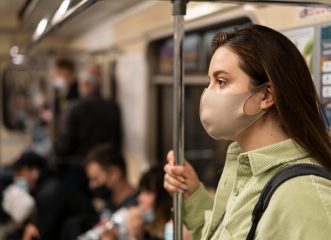 Κορονοϊός: Τέλος οι μάσκες στα μέσα μεταφοράς κι επίσημα - Πού παραμένουν υποχρεωτικές