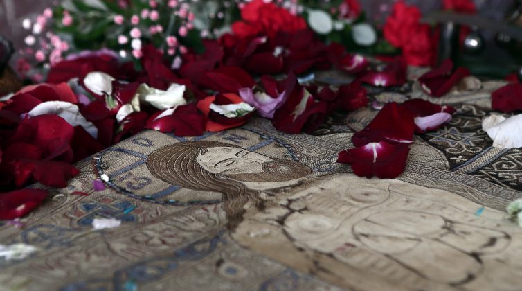 Η περιφορά του Επιταφίου σε 4 από τα πιο ατμοσφαιρικά εκκλησάκια στο ιστορικό κέντρο (εικόνες)