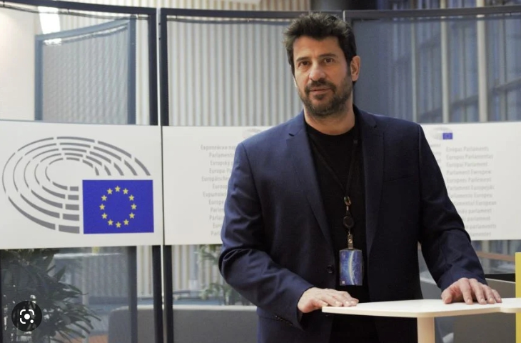 Αλέξης Γεωργούλης: Τον αδειάζουν ξένοι και δικοί του - Υπάρχει δεύτερη καταγγελία; Με αξιοπρέπεια απαντά ο ηθοποιός