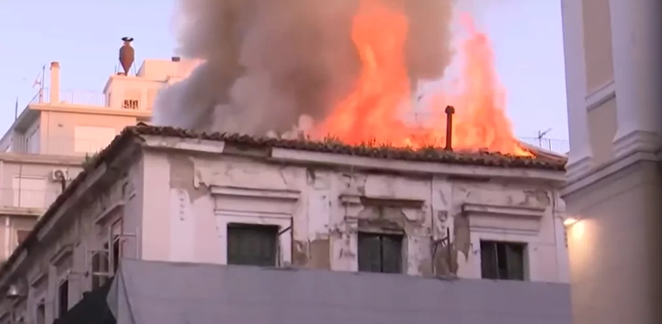 Φωτιά σε εγκαταλελειμμένο κτίριο στην Αιόλου, στην πλατεία Αγ. Ειρήνης