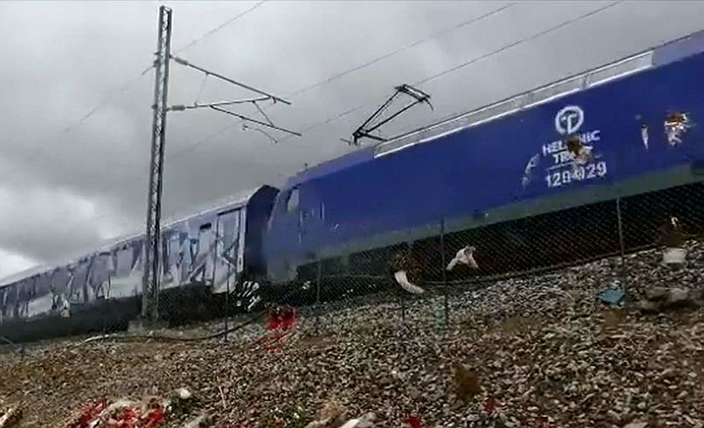 Η ανατριχιαστική στιγμή που το Intercity περνά από το σημείο της τραγωδίας στα Τέμπη (βίντεο)