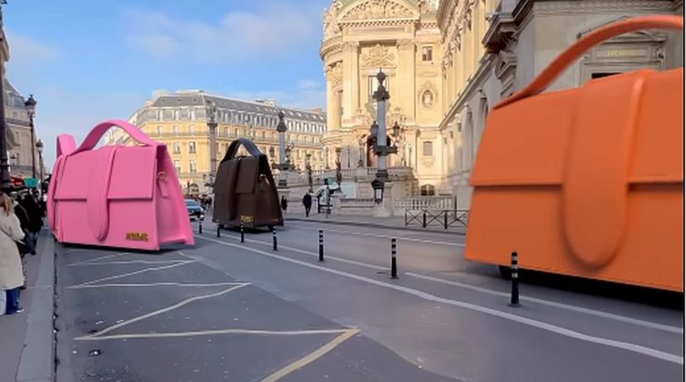 Γιγάντιες τσάντες Jacquemus κυκλοφορούν στους δρόμους του Παρισιού, προκαλώντας πανικό