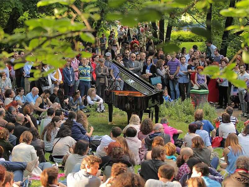 Piano City® Athens: Η Αθήνα για τρεις ημέρες θα γεμίσει με μελωδίες πιάνου στα πιο απρόβλεπτα σημεία!