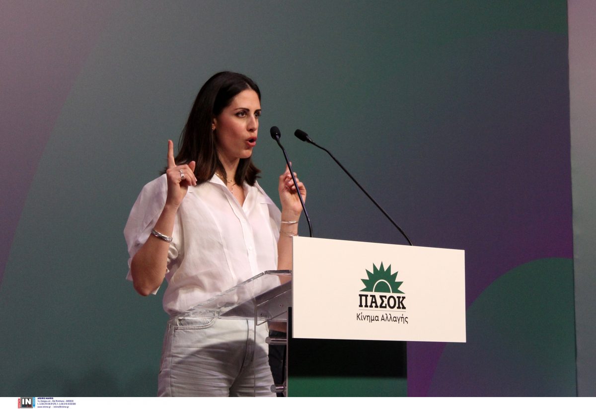 Ελένη Χρονοπούλου: "Να κρατάει ο ένας το χέρι του άλλου" - Οι πρώτες δηλώσεις της γυναίκας που κατήγγειλε τον Γεωργούλη