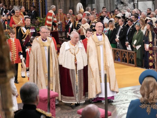 Η ιστορική τελετή στέψης του Καρόλου, η συγκίνηση, αλλά και ο μικρός εκνευρισμός