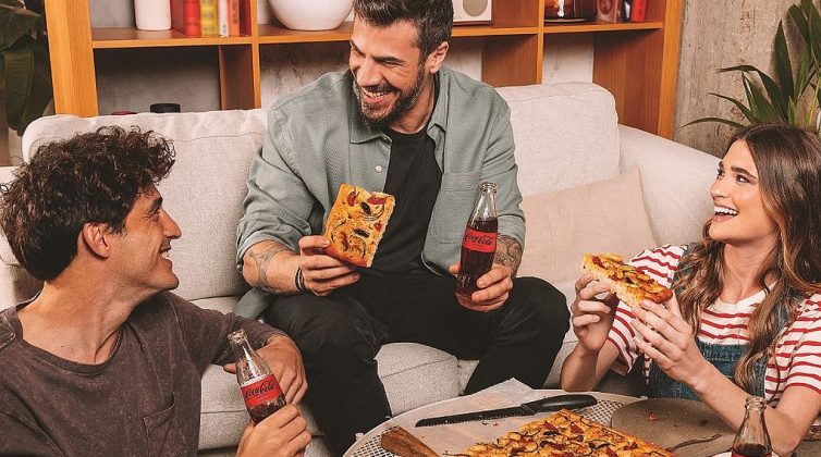 Η Coca-Cola και ο Άκης Πετρετζίκης, σε προσκαλούν να ζήσεις ξανά το καλύτερο Κυριακάτικο γεύμα της ζωής σου