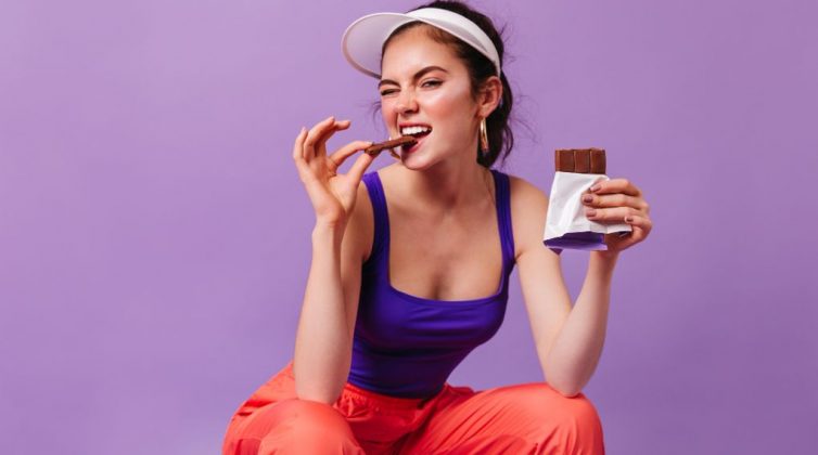 Διάσημη γυμνάστρια δίνει απίστευτα tips για να χάσεις κιλά μετά τα 40 - Σοκολάτα κάθε μέρα στο μενού!