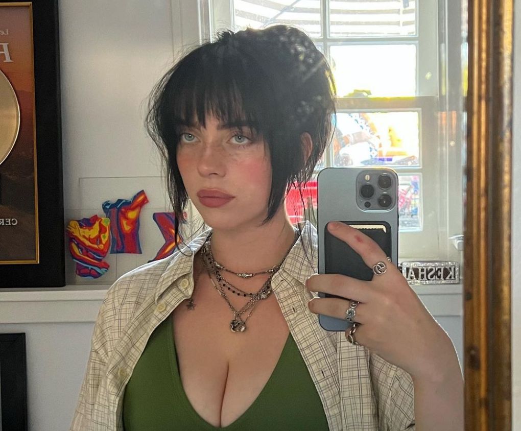 Ξεσπά η Billie Eilish: «Φτάνει πια ανόητοι, δεν είμαι ξεπουλημένη επειδή αποφάσισα να ντύνομαι πιο θηλυκά»