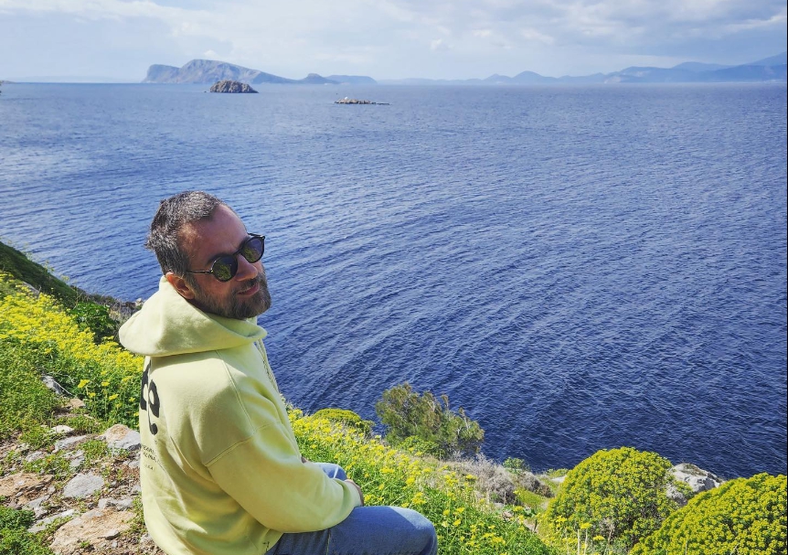 Κωστής Μαραβέγιας: "Συνέβη κάτι σχεδόν μεταφυσικό στα φετινά γενέθλιά μου", λέει, και συμφωνούμε απόλυτα
