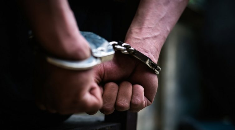 Σοκαριστικό έγκλημα: Σκότωσε στη μέση του δρόμου την πρώην σύζυγό του και τον πατέρα της