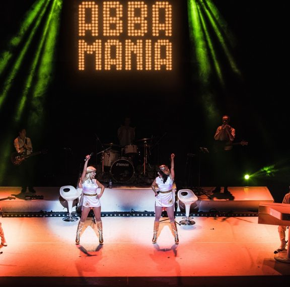 απόψε-το-βράδυ-στο-ct-garden-οι-mania-the-abba-tribute-θα-μας-χαρί