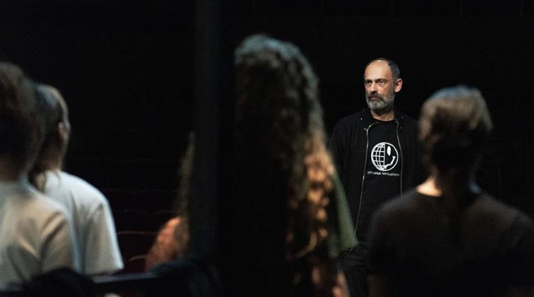 Οι «Τρωάδες» του Ευριπίδη από το ΚΘΒΕ: Η Ρούλα Πατερά στον ρόλο της Εκάβης και ο Στέφανος Κορκολής στο πιάνο