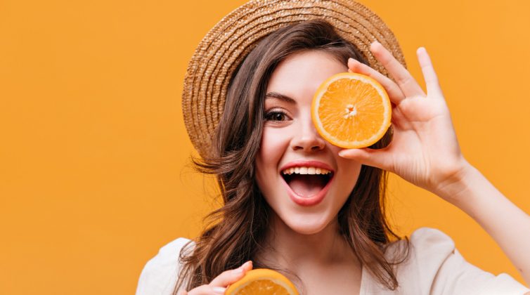 Το απίστευτο κόλπο με τον χυμό πορτοκάλι που εξαφανίζει τους μαύρους κύκλους κάτω από τα μάτια