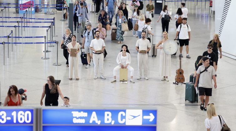 “Οι Πέτρες Μιλούν” στο αεροδρόμιο: Η πολιτιστική δράση της ΕΞΑΑA αποχαιρετά τους ταξιδιώτες, πριν την αναχώρησή τους