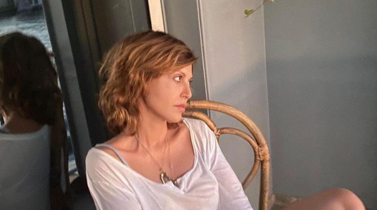 Αλεξάνδρα Παλαιολόγου: Ποζάρει με κοντά μαλλιά και γνωρίζει την αποθέωση - Πώς το απλό look παραλίας μπέρδεψε τον κόσμο