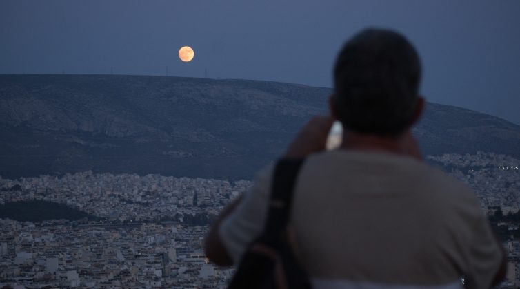 Απόψε το βράδυ η υπερπανσέληνος του Ιουλίου - Γιατί ονομάζεται και «Φεγγάρι του Ελαφιού»