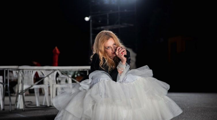 Λένα Κιτσοπούλου: Απαντά για πρώτη φορά στα αρνητικά σχόλια για την παράστασή της, "Σφήκες"