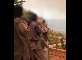 συγκινούν-οι-μοναχές-που-ψέλνουν-ενώ-ο
