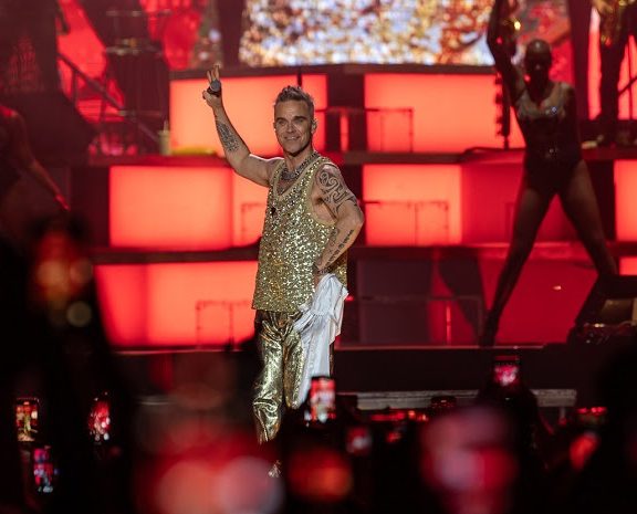 η-θριαμβευτική-επιστροφή-του-robbie-williams-στο-rockwave-fe
