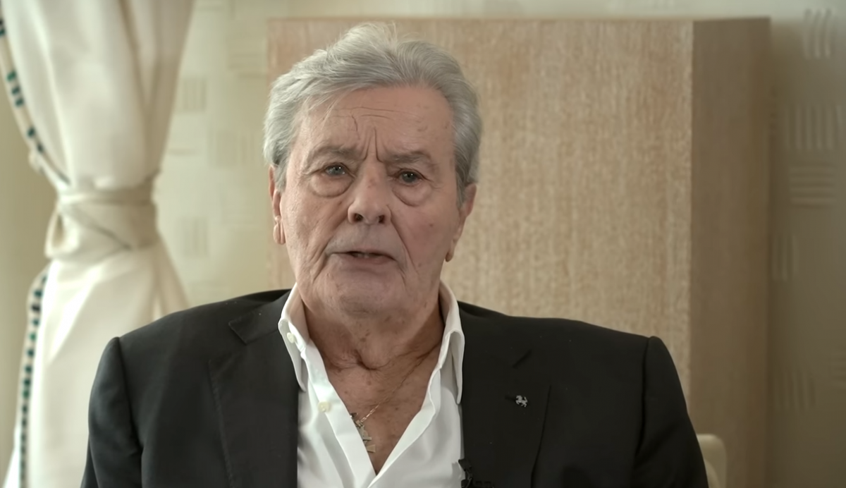 Ο Αλέν Ντελόν "αιχμάλωτος" της βοηθού του - "Τον κακοποιούσε συστηματικά" καταγγέλλουν τα παιδιά του