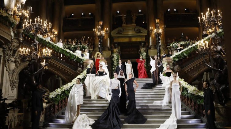 Στη φαντασμαγορική επίδειξη μόδας του Stephane Rolland η Ρόη Δανάλη Αποστολοπούλου