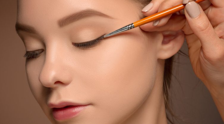Το απίθανο κόλπο στο TikTok για να εφαρμόσεις το μολύβι ματιών σαν επαγελματίας