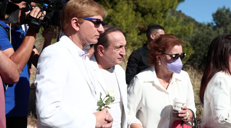 Μαίρη Χρονοπούλου: Θλίψη στο αποχαιρετηστήριο "πάρτι" στο σπίτι της - Είναι όλοι εκεί, ντυμένοι στα λευκά