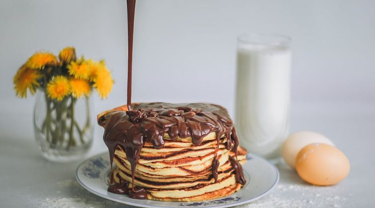 Το ρίχνουμε έξω με pancakes με γλάσο σοκολάτα!