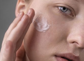 Τι είναι το Glass Skin trend της Hailey Bieber και πώς μπορούμε να το υιοθετήσουμε;