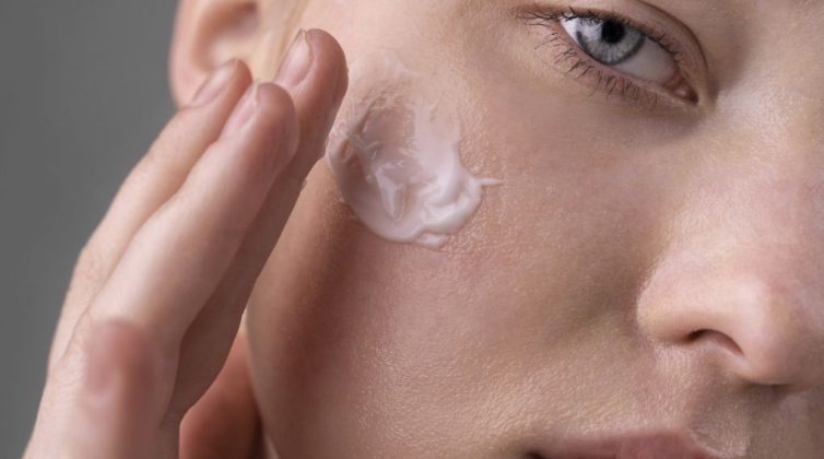 Τι είναι το Glass Skin trend της Hailey Bieber και πώς μπορούμε να το υιοθετήσουμε;