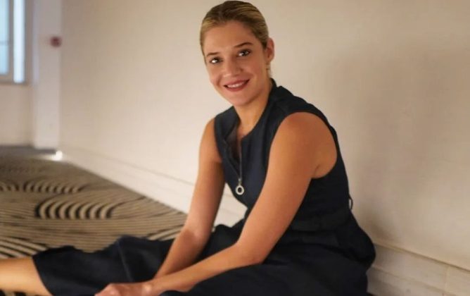 Η Τζένη Θεωνά φόρεσε τα "άσχημα" μποτάκια του χειμώνα με άνεση και στυλ