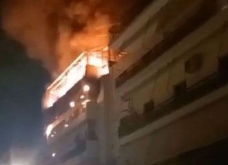 Ανατριχιαστικό βίντεο από τη φωτιά σε διαμέρισμα στα Άνω Πατήσια, όπου βρήκε τραγικό θάνατο 40χρονη γυναίκα