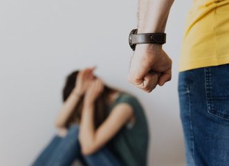 Σοκ στον Νέο Κόσμο: 35χρονη πήδηξε από τον τρίτο όροφο για να γλιτώσει από τ βασανιστήρια του συντρόφου της