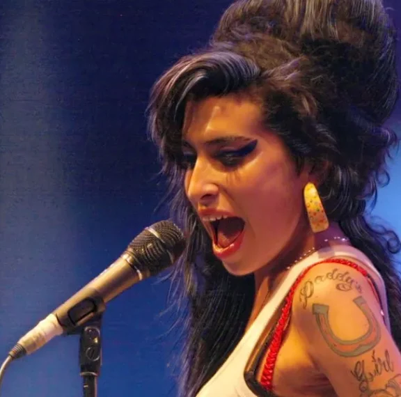 η-αυθεντική-μπάντα-της-amy-winehouse-για-πρώτη-φορ