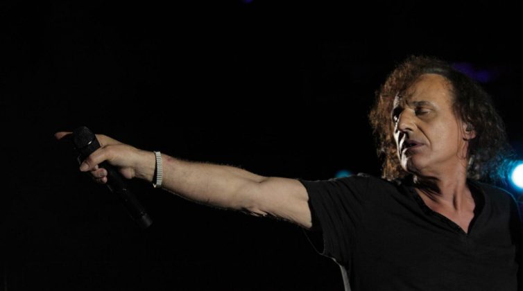 Ο Βασίλης Παπακωνσταντίνου μάς ταξιδεύει με τις θρυλικές του μπαλάντες