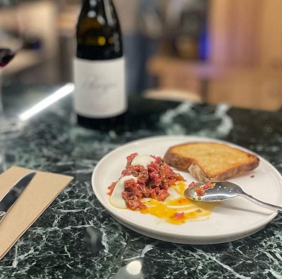 gamay-το-κουλ-art-deco-winebar-στα-εξάρχεια-με-το-ευρηματ