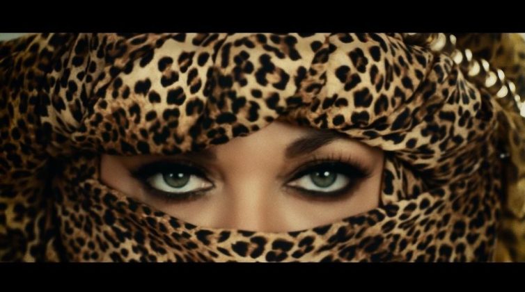 Καίτη Γαρμπή: Τίγρη... στο εντυπωσιακό video clip για το νέο της τραγούδι