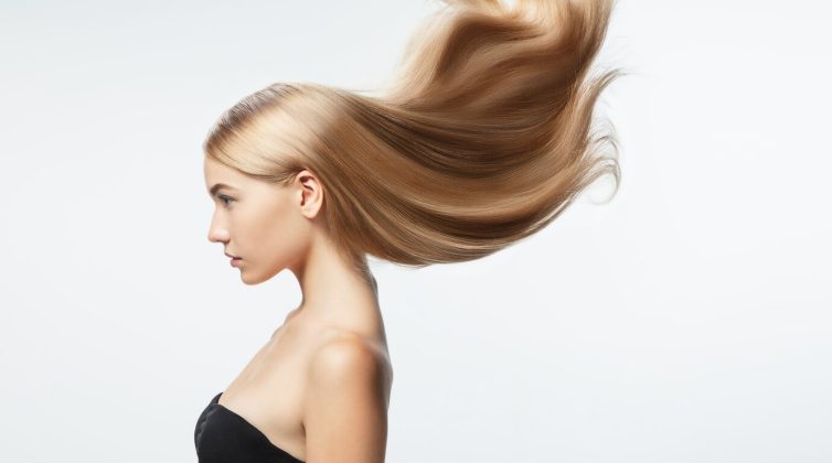 Το «Syrup blonde» είναι η viral απόχρωση μαλλιών για την άνοιξη