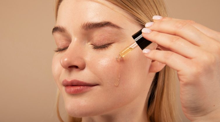 Νέο Hydrating Hyaluronic Acid Serum με πανίσχυρα συστατικά για πιο λείο & απαλό δέρμα